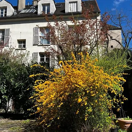Apartment Montmartre Retreat | Private Garden & Style *