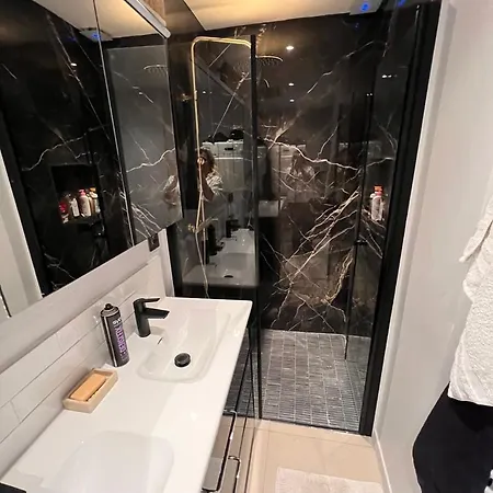 Appartamento Montmartre Retreat | Private Garden & Style Parigi