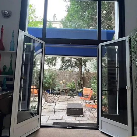 Montmartre Retreat | Private Garden & Style Parigi