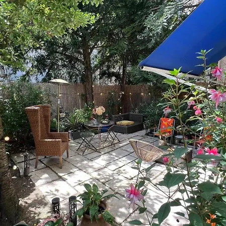 Appartamento Montmartre Retreat | Private Garden & Style Parigi
